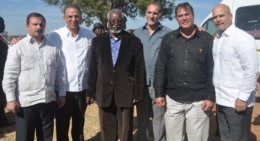 Sam Nujoma y los Cinco antiterroristas cubanos durante su visita a Namibia (Foto nacionyemigracion.cu)